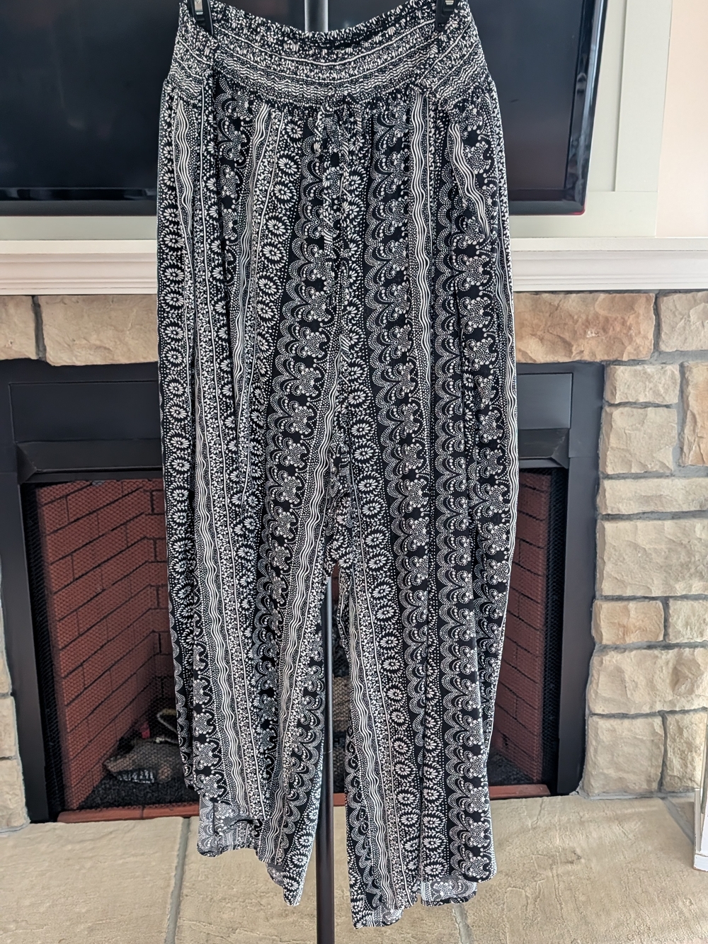 BloomChic Black & White Paisley-Stripe Wide-Leg Pants